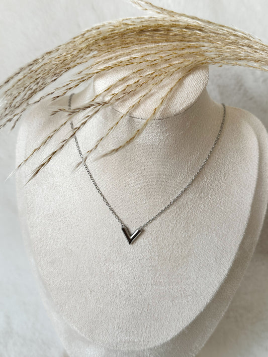 Silberne Kette mit V-Logo-Anhänger, minimalistisches und elegantes Schmuckstück – Javi Jewelery