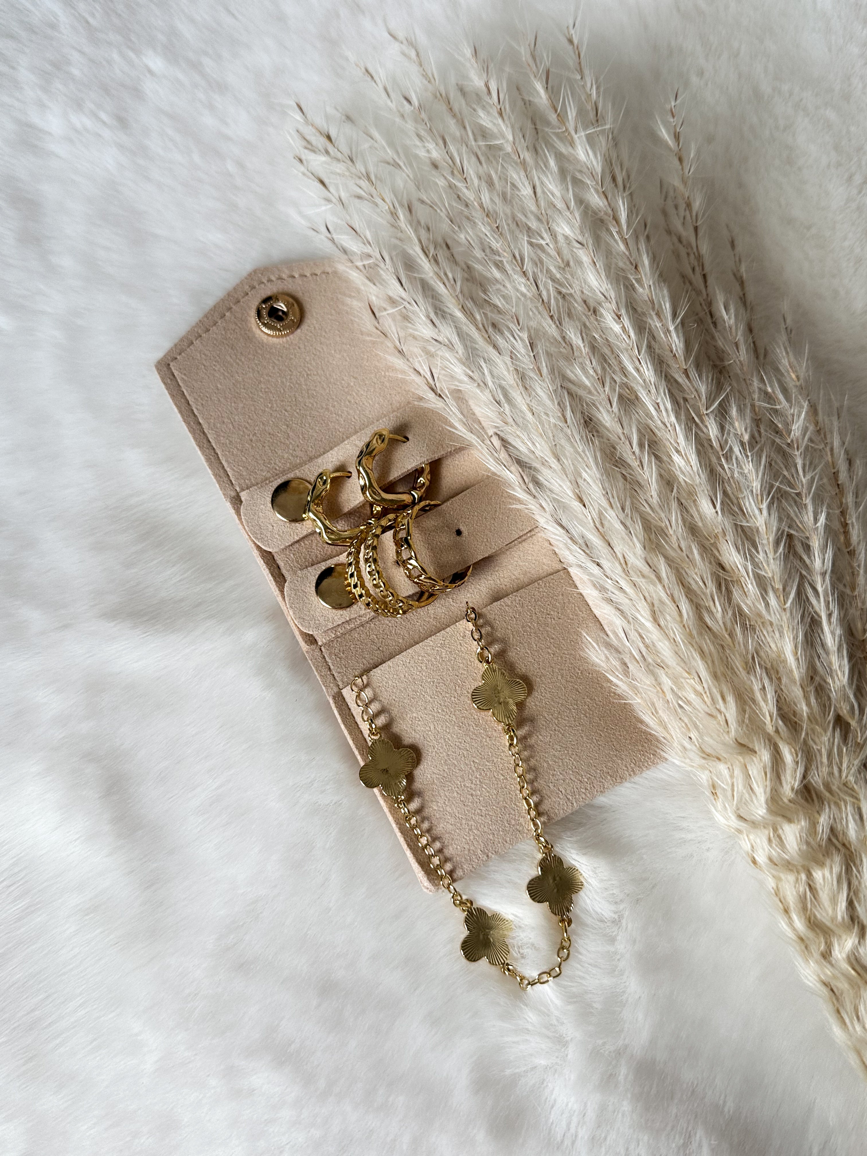 Beiges Schmuck-Aufbewahrungsset aus Samt mit goldenen Accessoires, ideal für Reisen und Organisation – Javi Jewelery