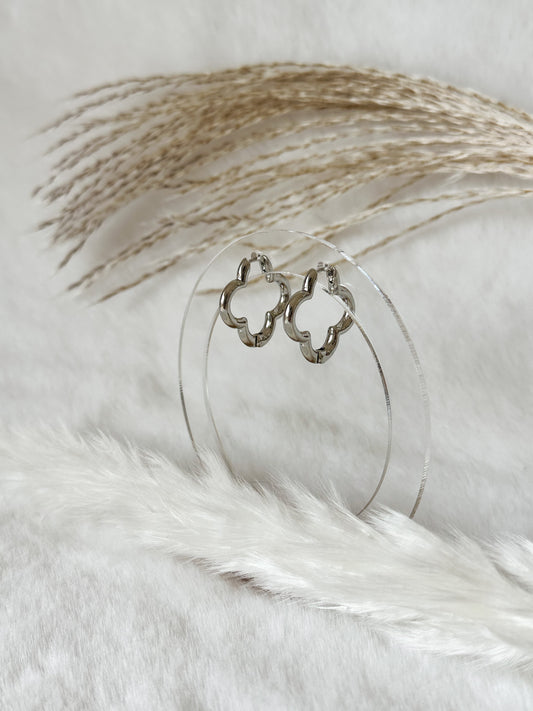 Silberne Kreolen in Form eines Clovers, filigranes und stilvolles Schmuckstück – Javi Jewelery