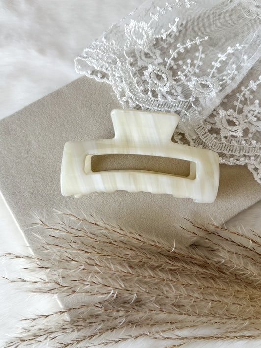 Große Haarklammer in sanftem Elfenbeinton mit glänzendem Finish – stilvolles Haaraccessoire aus Acryl für elegante Alltagsfrisuren und moderne Looks – Javi Jewelery