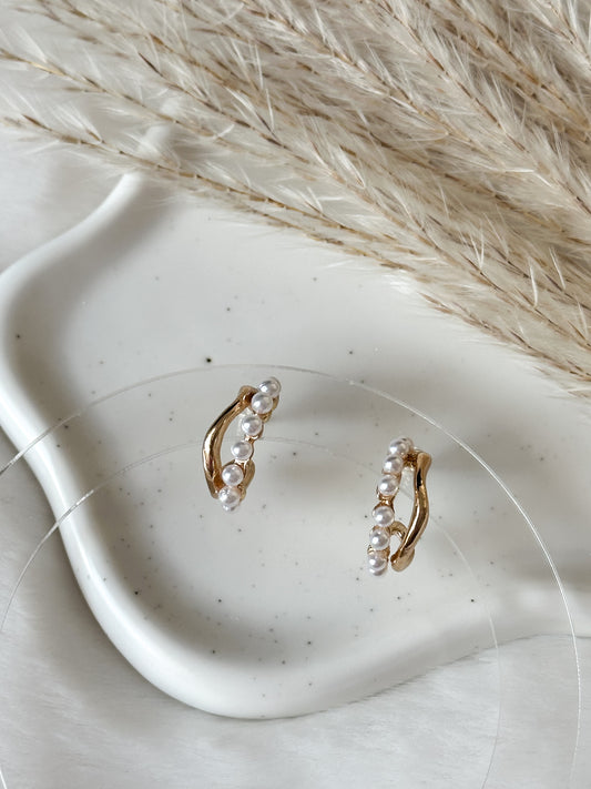 Kleine goldene Kreolen mit Perlen, filigranes und elegantes Schmuckstück – Javi Jewelery