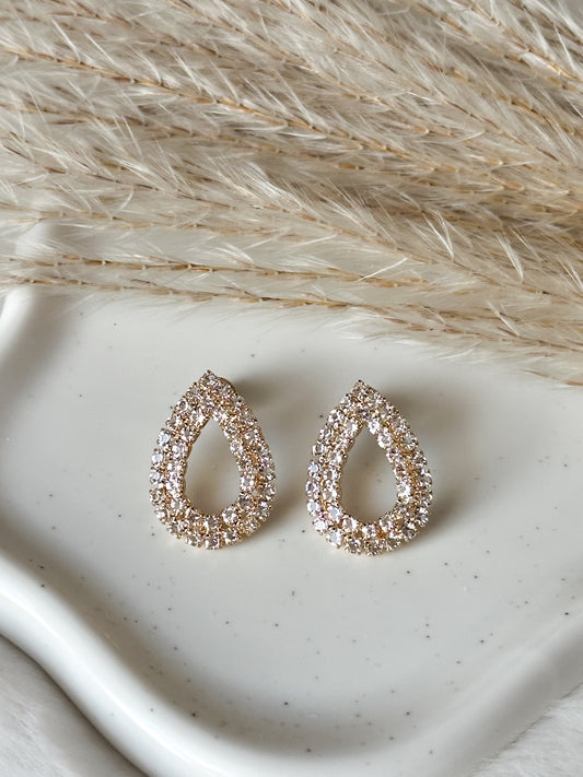 Elegante Tropfen-Ohrstecker in Gold mit funkelnden Zirkonia-Steinen, glitzerndes Schmuckstück – Javi Jewelery