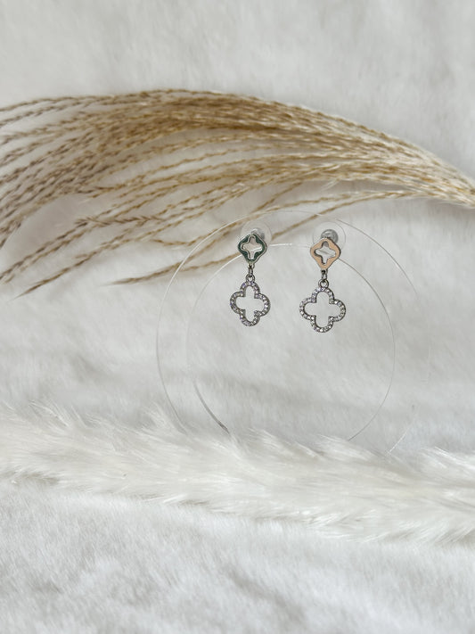 Silberne Ohrringe mit filigranem Kleeblatt-Design und funkelnden Zirkonia-Steinen – stilvoller, edler Schmuck für moderne Eleganz – Javi Jewelery