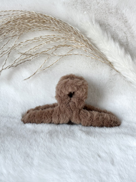 Flauschige Haarklammer in warmem Taupe – weiche Felloptik und stabile Form für elegante Frisuren im modernen Cozy-Look – Javi Jewelery