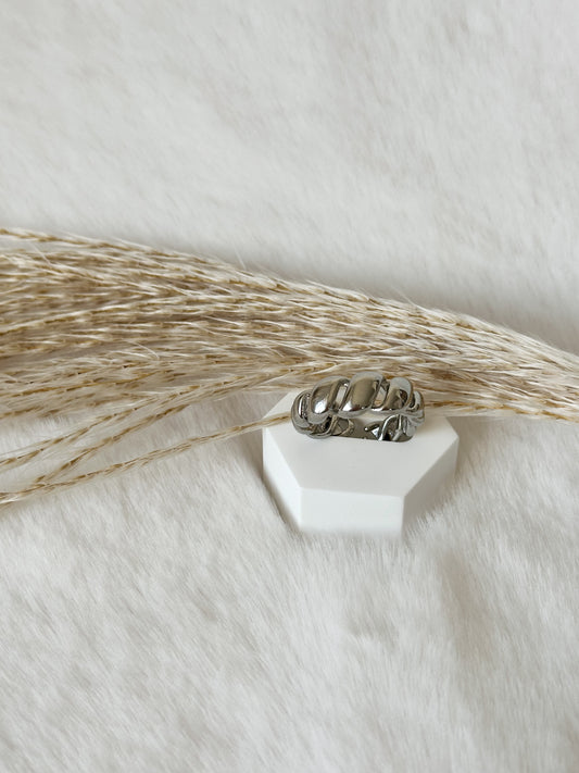 Silberner Statement-Ring in Wellenoptik, Einheitsgröße, auffälliges und trendiges Schmuckstück – Javi Jewelery