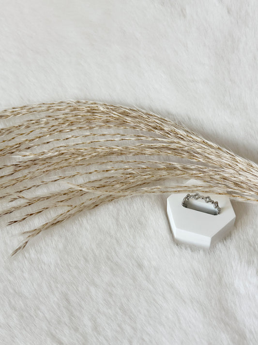 Kleiner dezenter Ring in Silber mit kleinen Clover-Details, filigranes und stilvolles Schmuckstück – Javi Jewelery