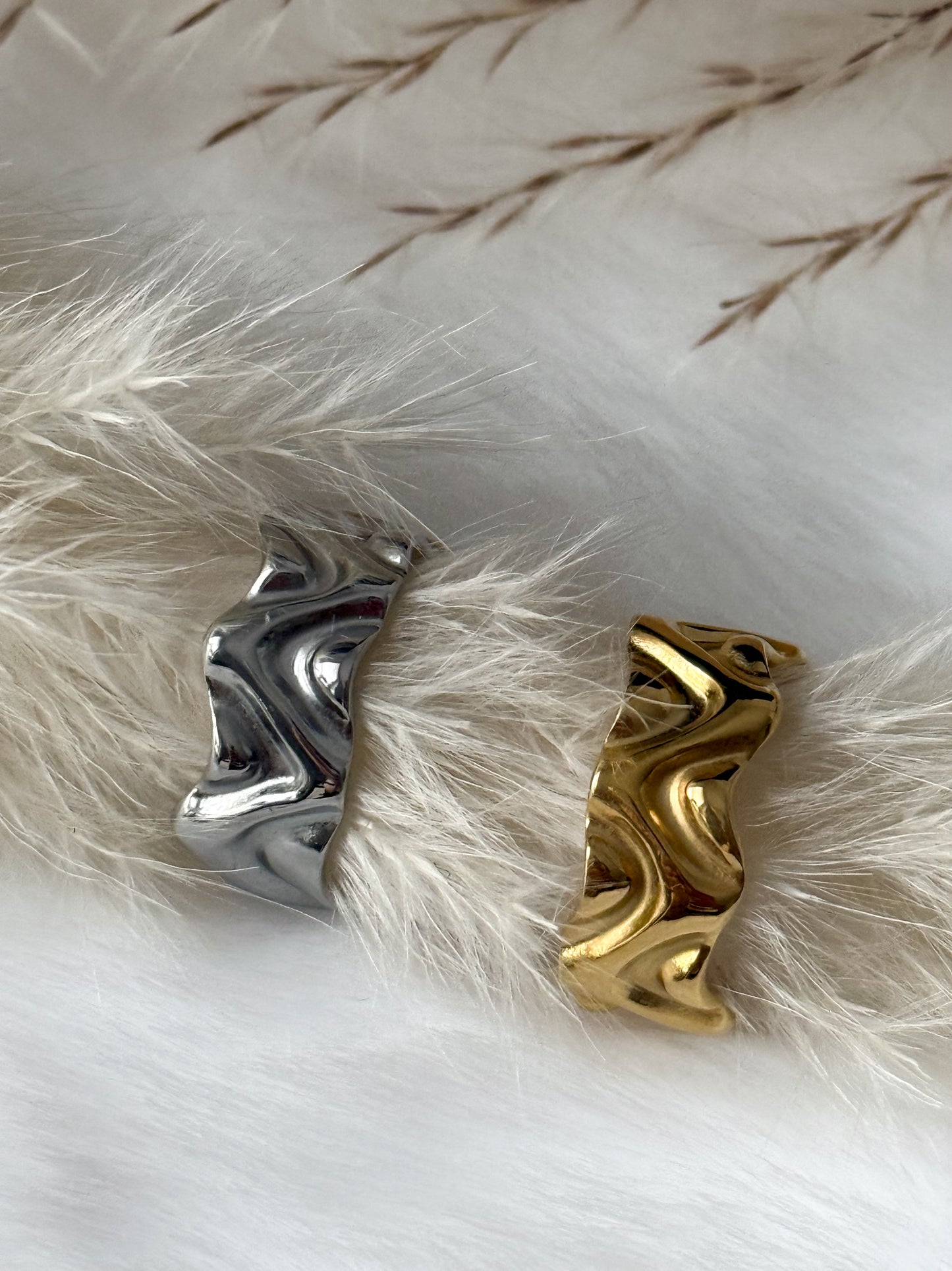 Gold und Silber Ring in wellenförmigen Bandring und glänzendem Finish. Organisches Design in flüssiger Metalloptik - Javi Jewelery