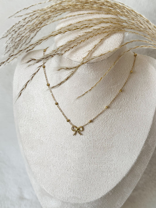 Filigrane goldene Halskette mit funkelndem Schleifenanhänger und feinen Kugeldetails – eleganter, femininer Schmuck für jeden Anlass – Javi Jewelery