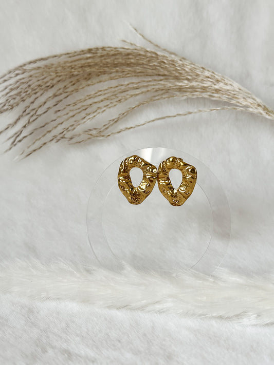 Goldene flache Statement-Ohrringe mit Struktur und Loch-Design, auffälliges und trendiges Schmuckstück – Javi Jewelery