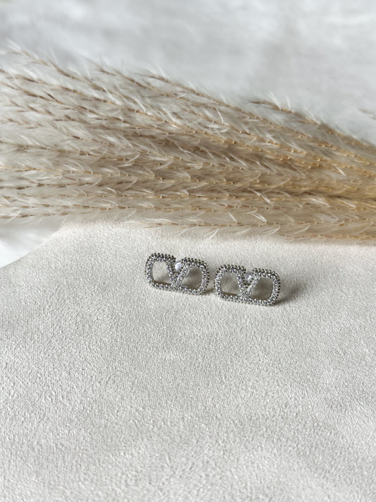 Silberne Ohrstecker mit V-Logo und funkelndem Glitzer, elegantes Schmuckstück – Javi Jewelery