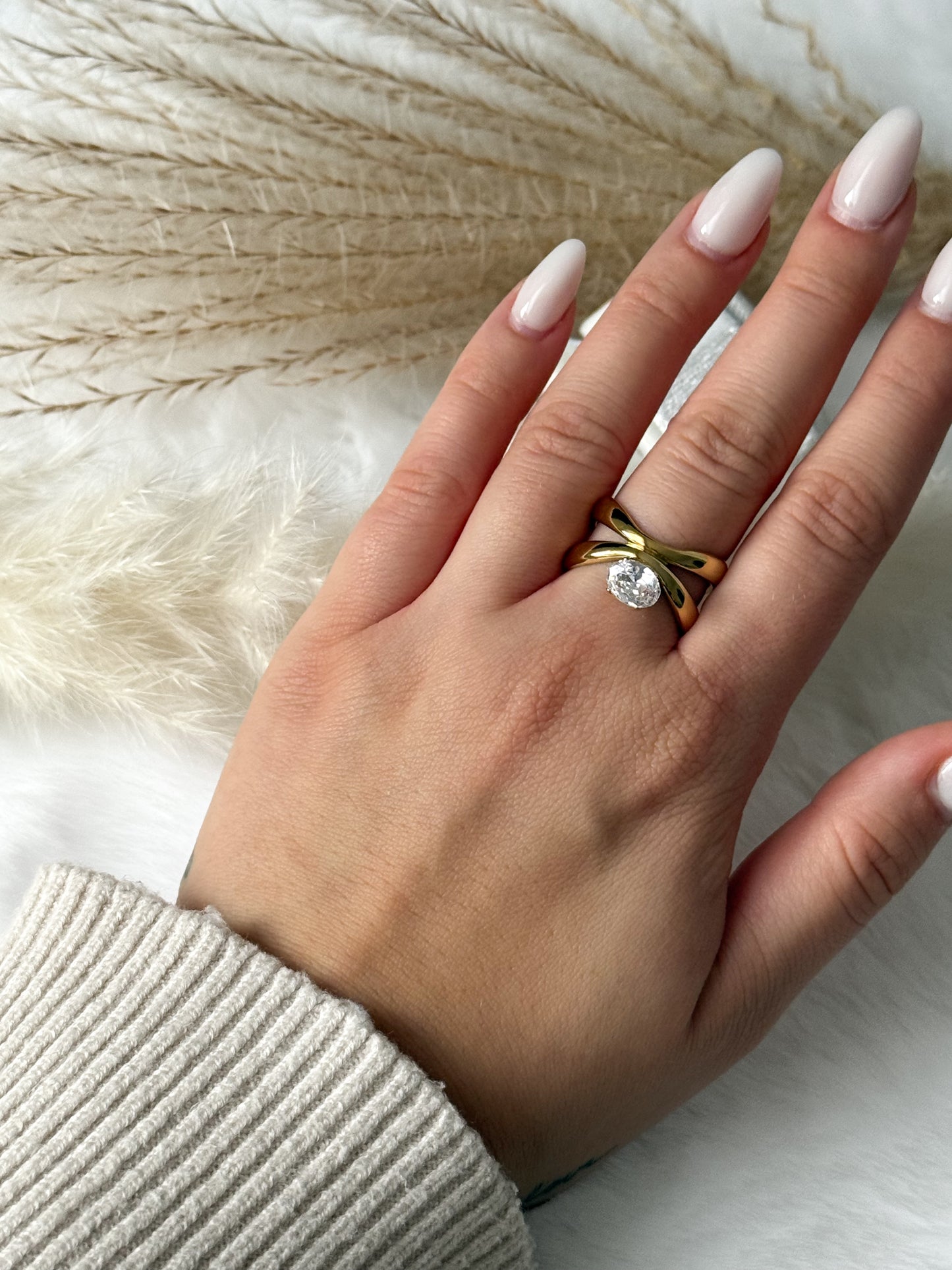 Getragener Goldring aus 18K Gold, mit einem Zirkonia-Kristall - Javi Jewelery