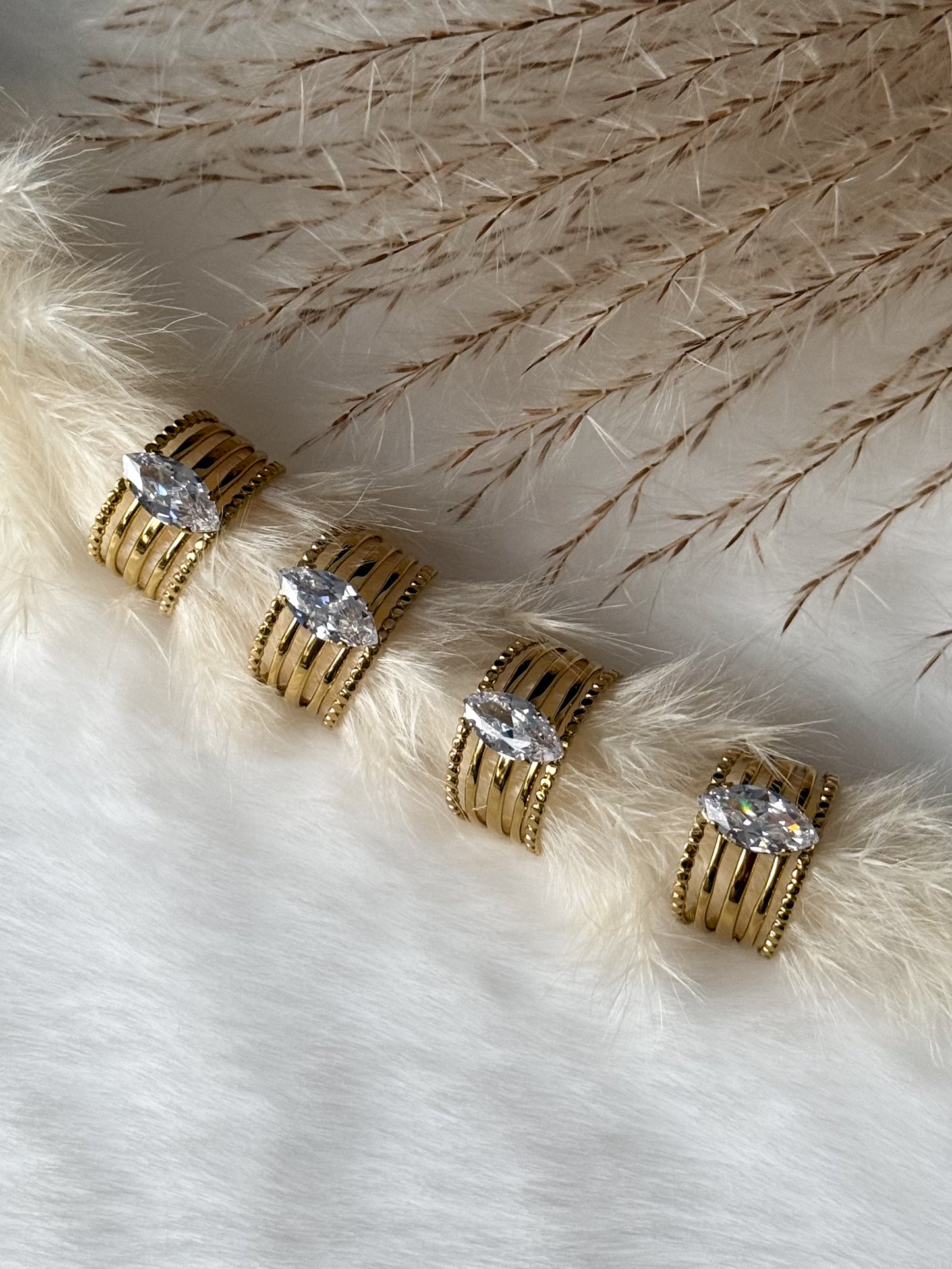 Mehrmals der Goldring mit eleganten Zirkonia Stein in der Mitte, auffällig dennoch dezent - Javi Jewelery