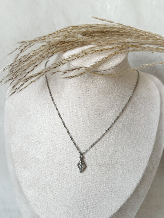 Filigrane silberne Halskette mit zartem, muschelförmigen Anhänger in Vintage-Optik – eleganter Schmuck für einen dezenten, modernen Look – Javi Jewelery