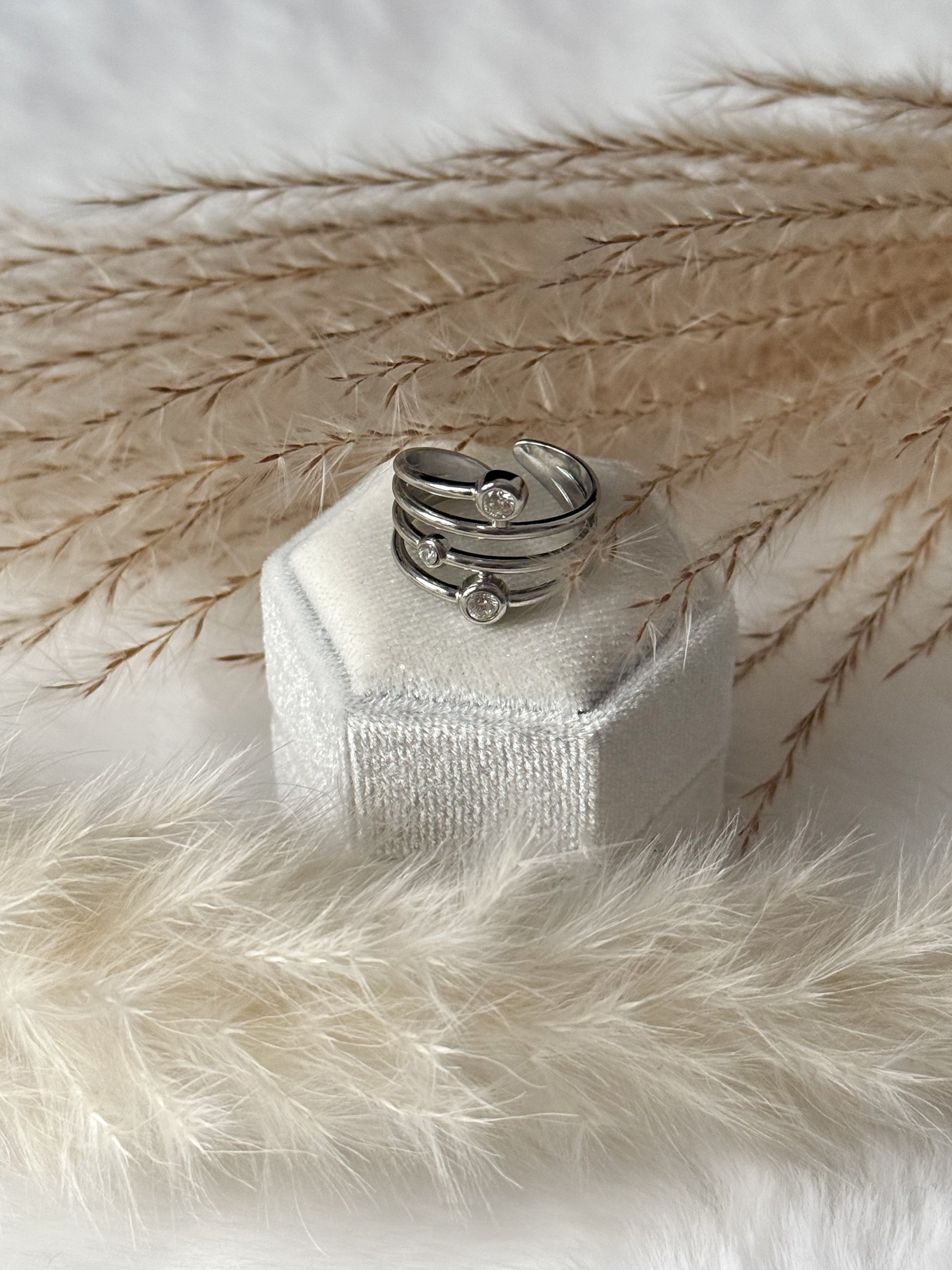 Eleganter, mehrspuriger Ring in Silber mit runden Zirkonia-Steinen. Modischer Stapelring-Look - Javi Jewlery