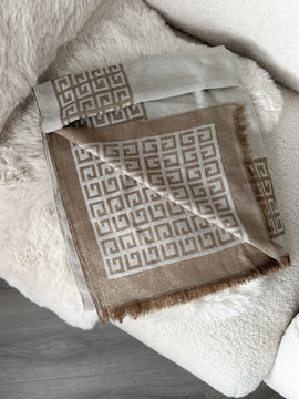 Leichtes Polyester-Tuch in Beige und Braun mit G-Muster, modisches Accessoire für Damen – Javi Jewelery