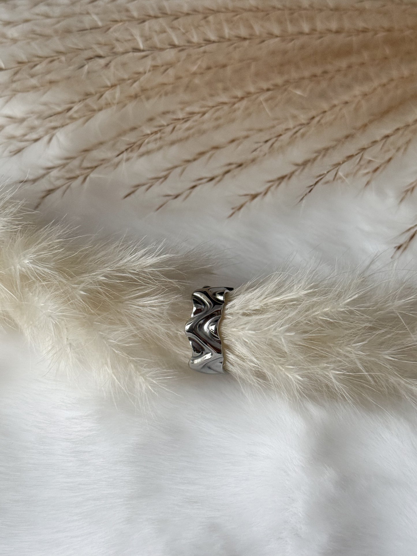 Breiter, wellenförmiger Bandring in glänzendem Silber-Finish - Organisches Design in flüssiger Metalloptik - Javi Jewelery