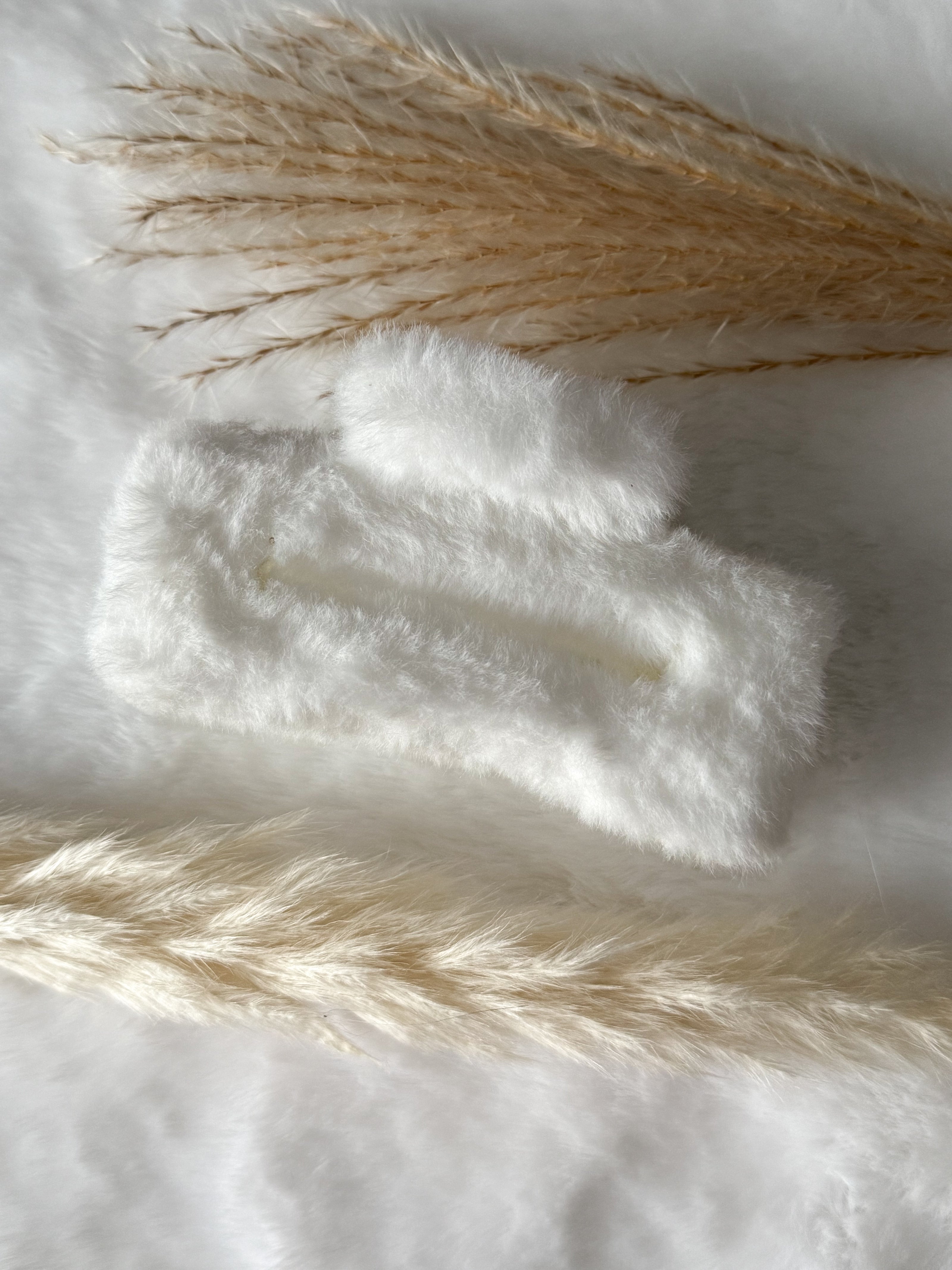 Weiße Haarspange aus flauschigem Teddy-Kunstfell, warmes und trendiges Accessoire – Javi Jewelery