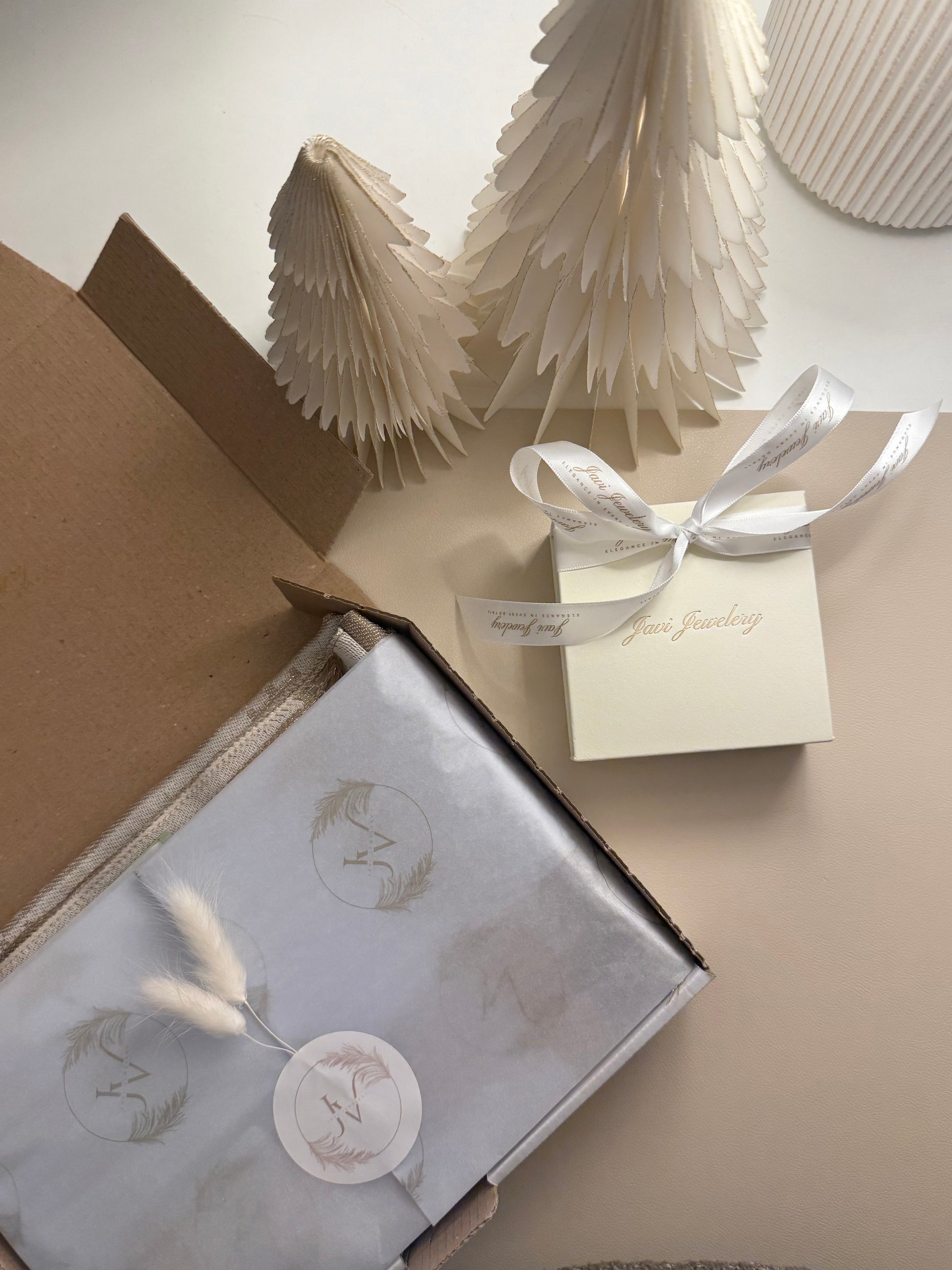 Weihnachtliche Mystery-Box mit funkelndem Schmuck in Gold und Silber, liebevoll verpackt mit fünf Überraschungsartikeln sowie einem Gutschein zwischen 5 und 15 Euro, dekoriert im festlichen Christmas-Design - Javi Jewelery