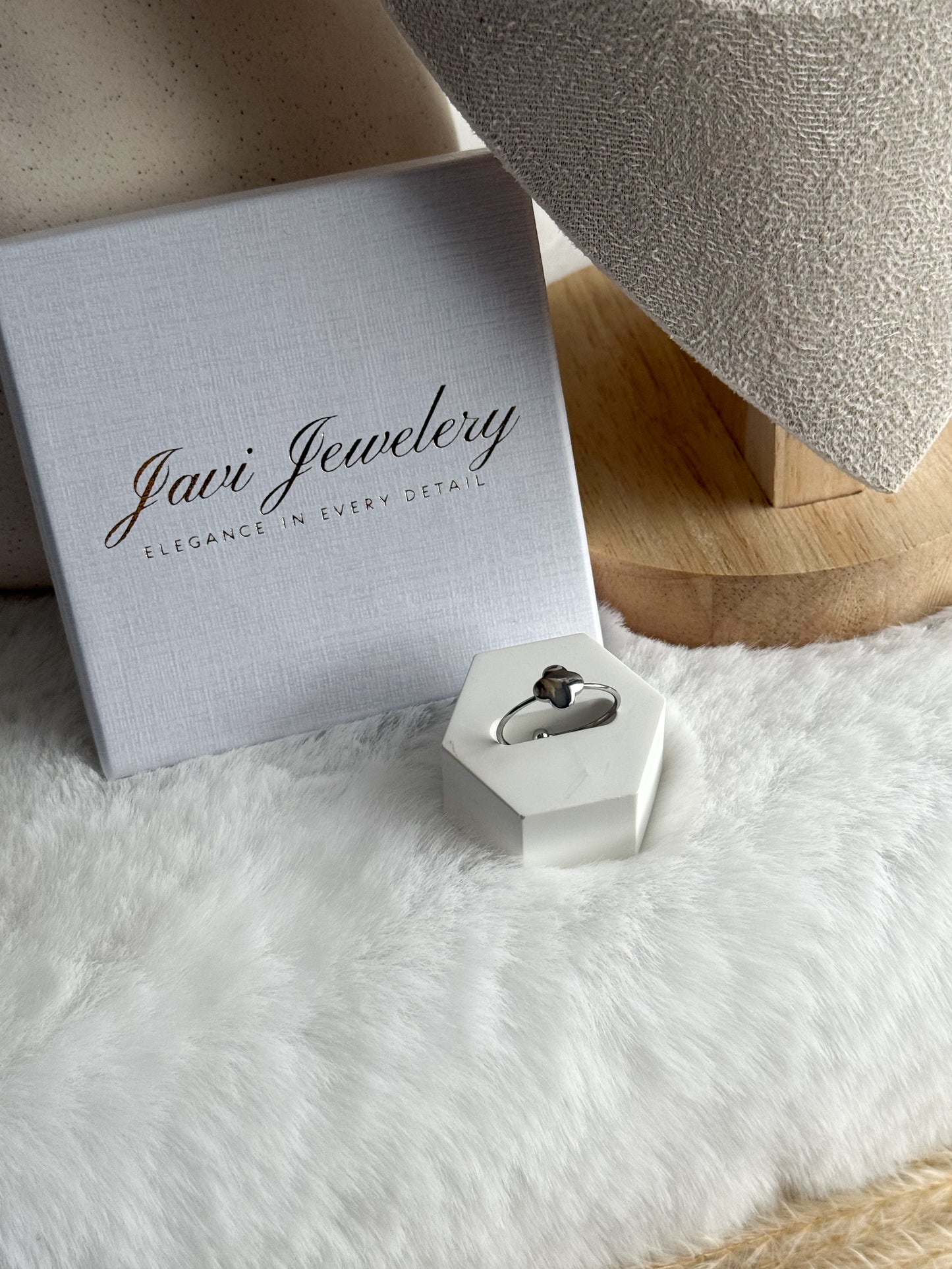 Dezenter OneSize Ring mit einem kleinem Kleeblatt - Javi Jewelery