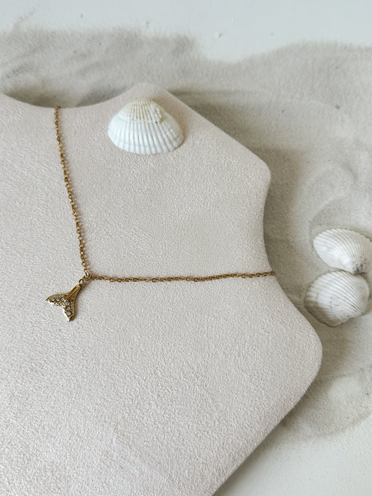 Goldene Halskette mit funkelndem Walflossen-Anhänger – eleganter maritimer Schmuck mit glitzernden Details, perfekt für Sommer-Looks – Javi Jewelery