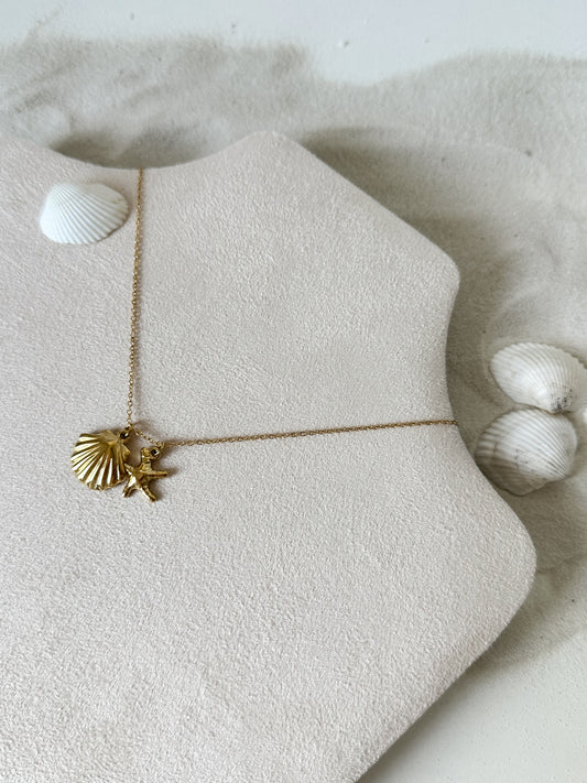 Goldene Halskette mit filigranen Muschel- und Seestern-Anhängern – maritimer Schmuck mit edlem Glanz für sommerliche Eleganz – Javi Jewelery