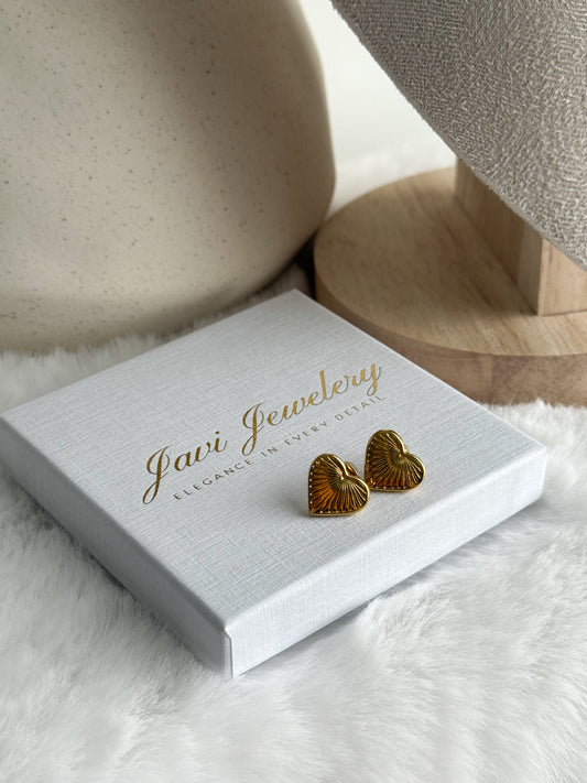 Kleine dezente, luxuriöse Ohrringe in einem auffälligen Gold in Herzform - Javi Jewelery