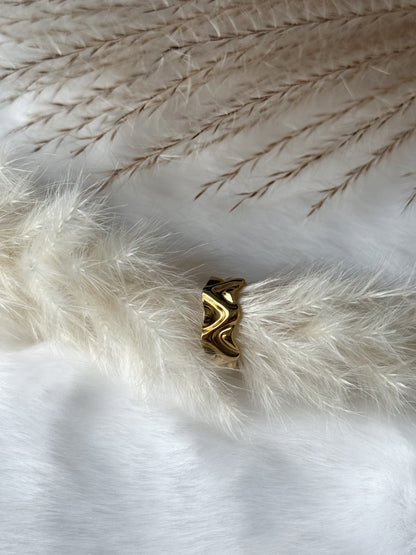 Breiter, wellenförmiger Bandring in glänzendem Gold-Finish - Organisches Design in flüssiger Metalloptik ~ Javi Jewelery