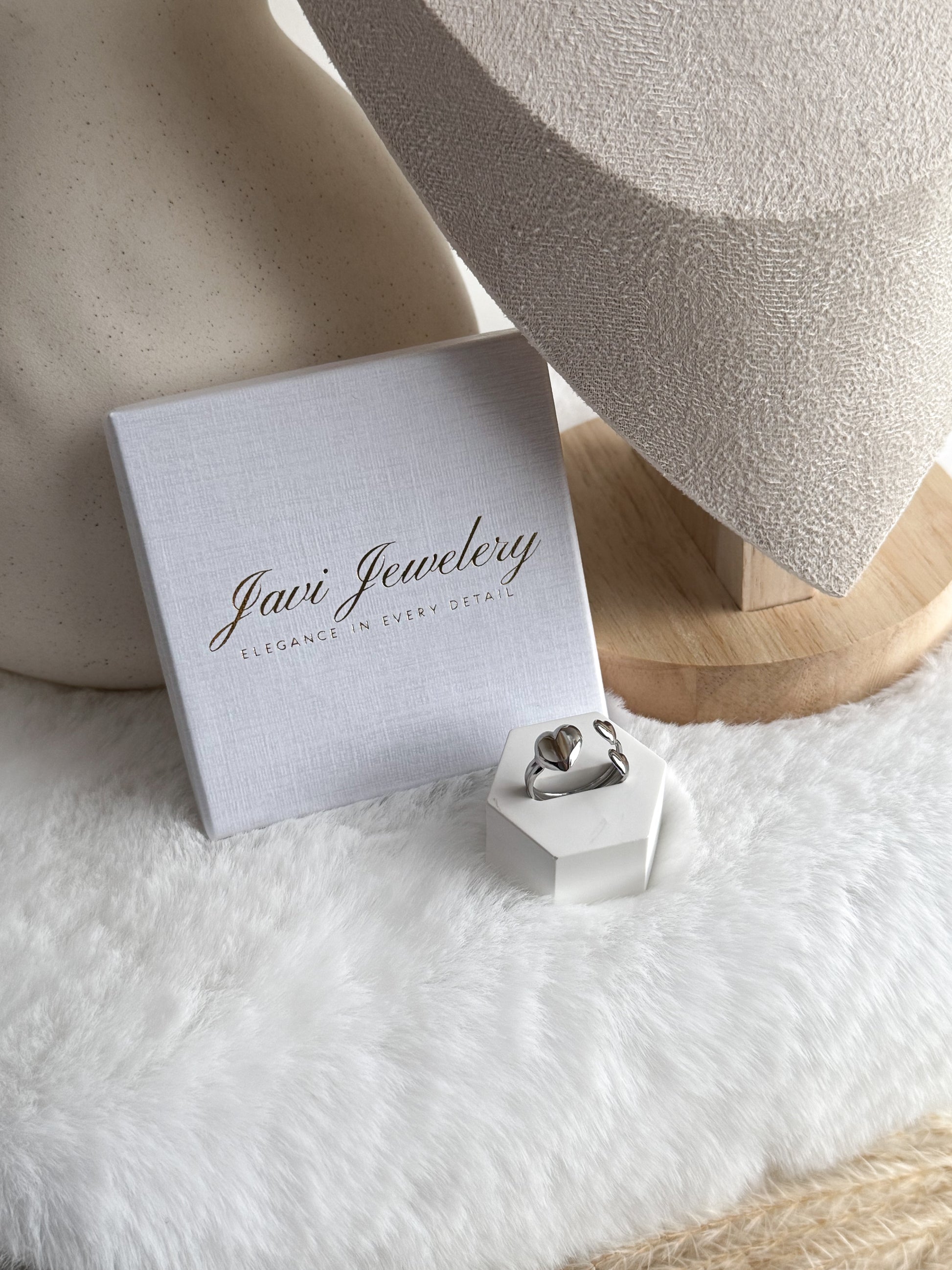 Dezenter Einheitsgrößen Ring in elegantem Silber, mit drei kleinen Herzen - Javi Jewelery