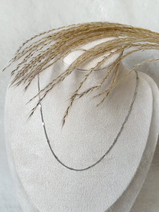 Zarte silberne Halskette mit feinem Glanz und eleganter Struktur – minimalistischer, moderner Schmuck für den Alltag und besondere Anlässe – Javi Jewelery