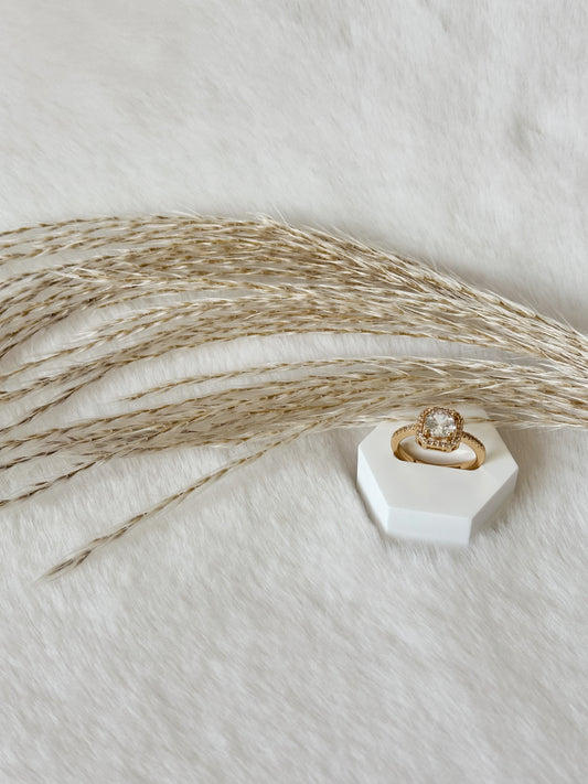 Goldener Ring mit funkelndem Zirkonia-Solitär und edler Fassung – luxuriöser Statement-Ring für stilvolle Auftritte und besondere Anlässe – Javi Jewelery