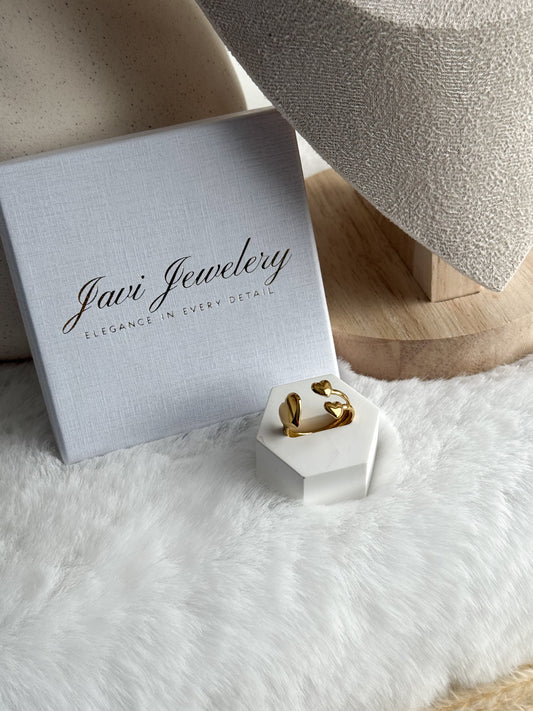 Dezenter Einheitsgrößen Ring in elegantem Gold, mit drei kleinen Herzen - Javi Jewelery