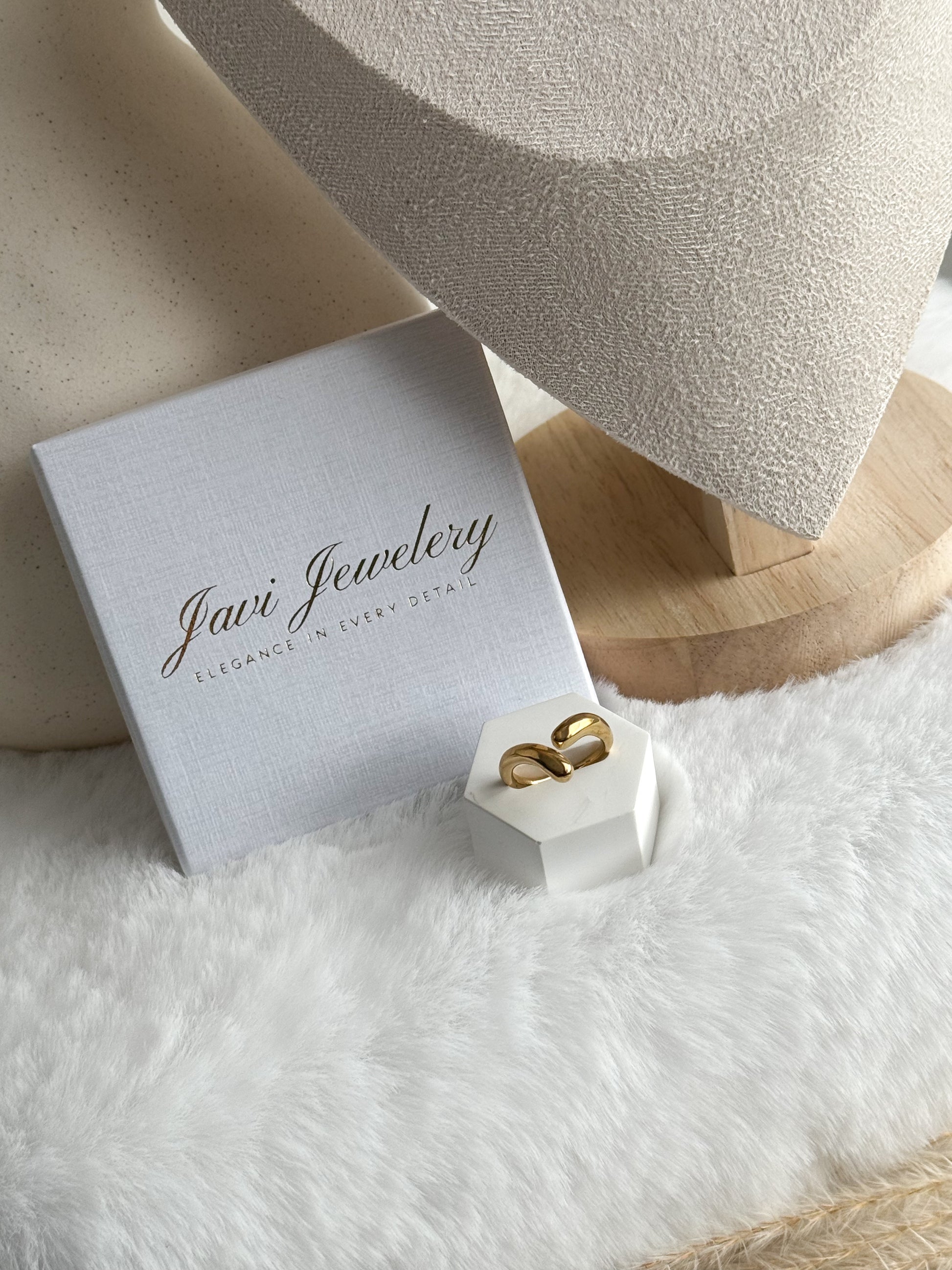 Statement Ring in elegantem Gold, verschlungen - Javi Jewelery