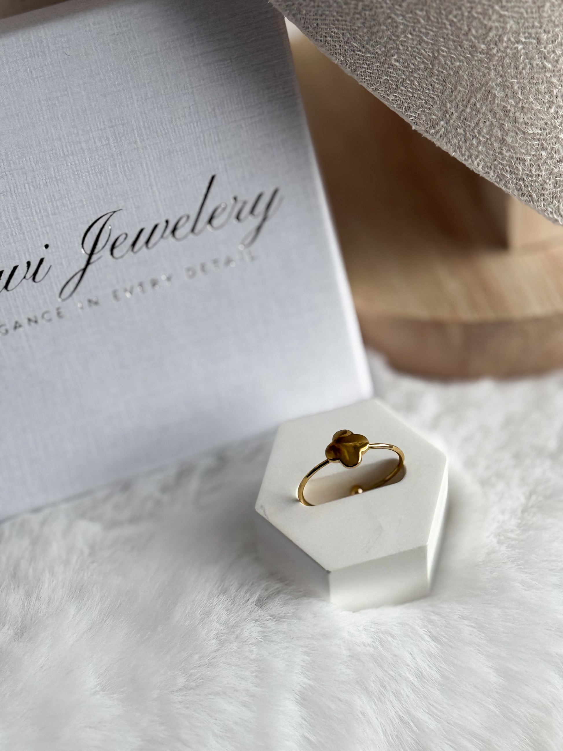 Dezenter OneSize Ring mit einem kleinem Kleeblatt - Javi Jewelery