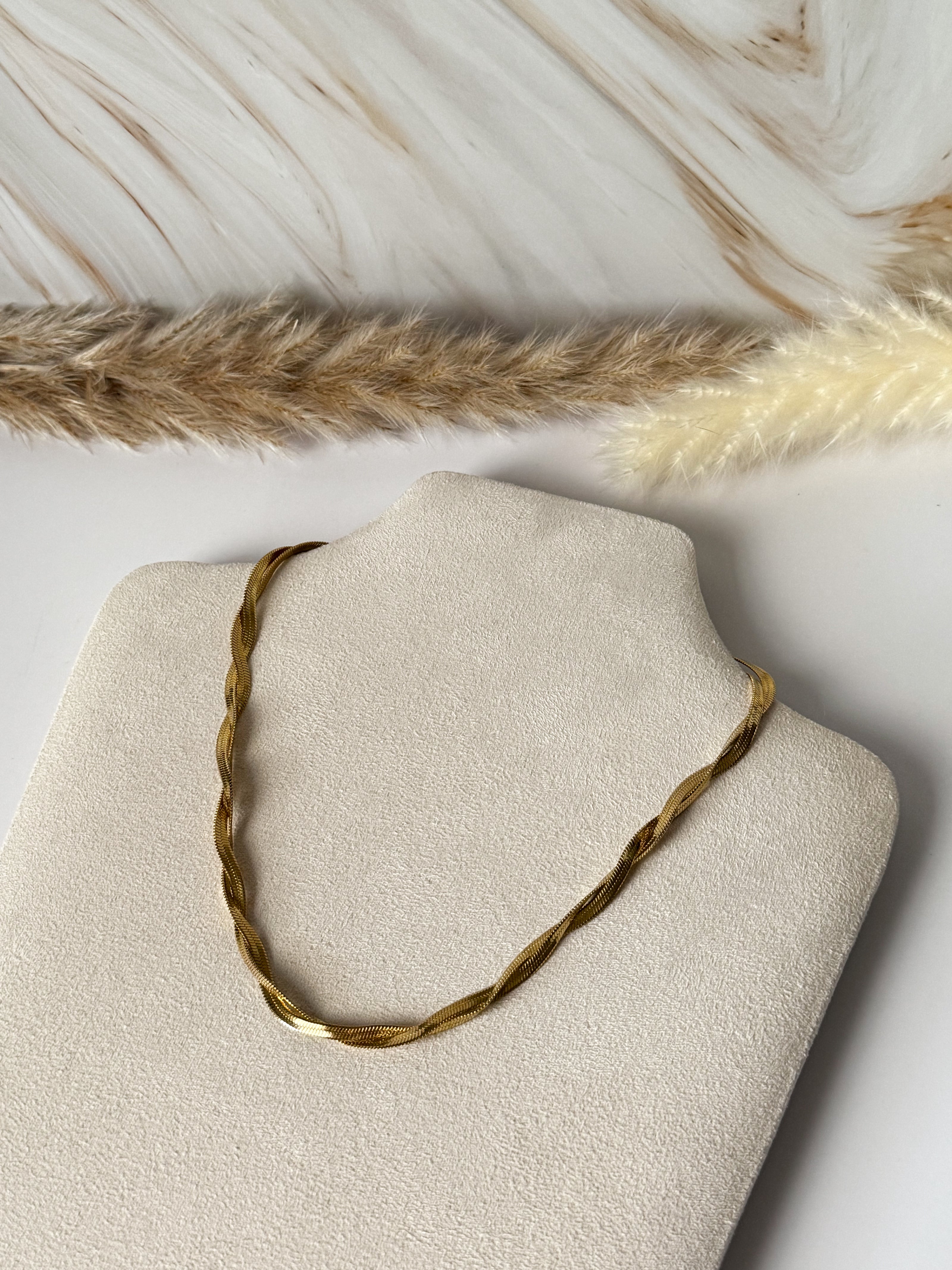 Goldene Gliederkette mit ineinander verschlungenen Gliedern, filigranes Design – Javi Jewelery