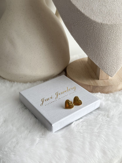 Kleine dezente, luxuriöse Ohrringe in einem auffälligen Gold in Herzform - Javi Jewelery