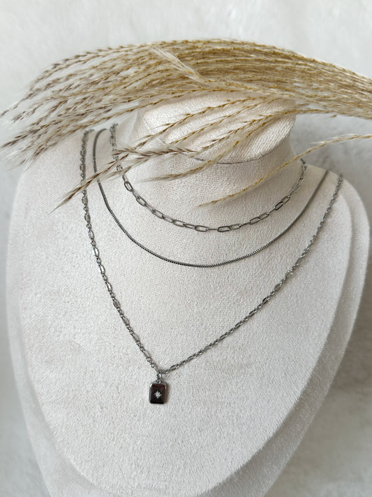 Dreireihige silberne Halskette mit feinen Gliedern und rechteckigem Anhänger mit funkelndem Zirkonia-Stein – moderner, eleganter Schmuck für jeden Anlass – Javi Jewelery