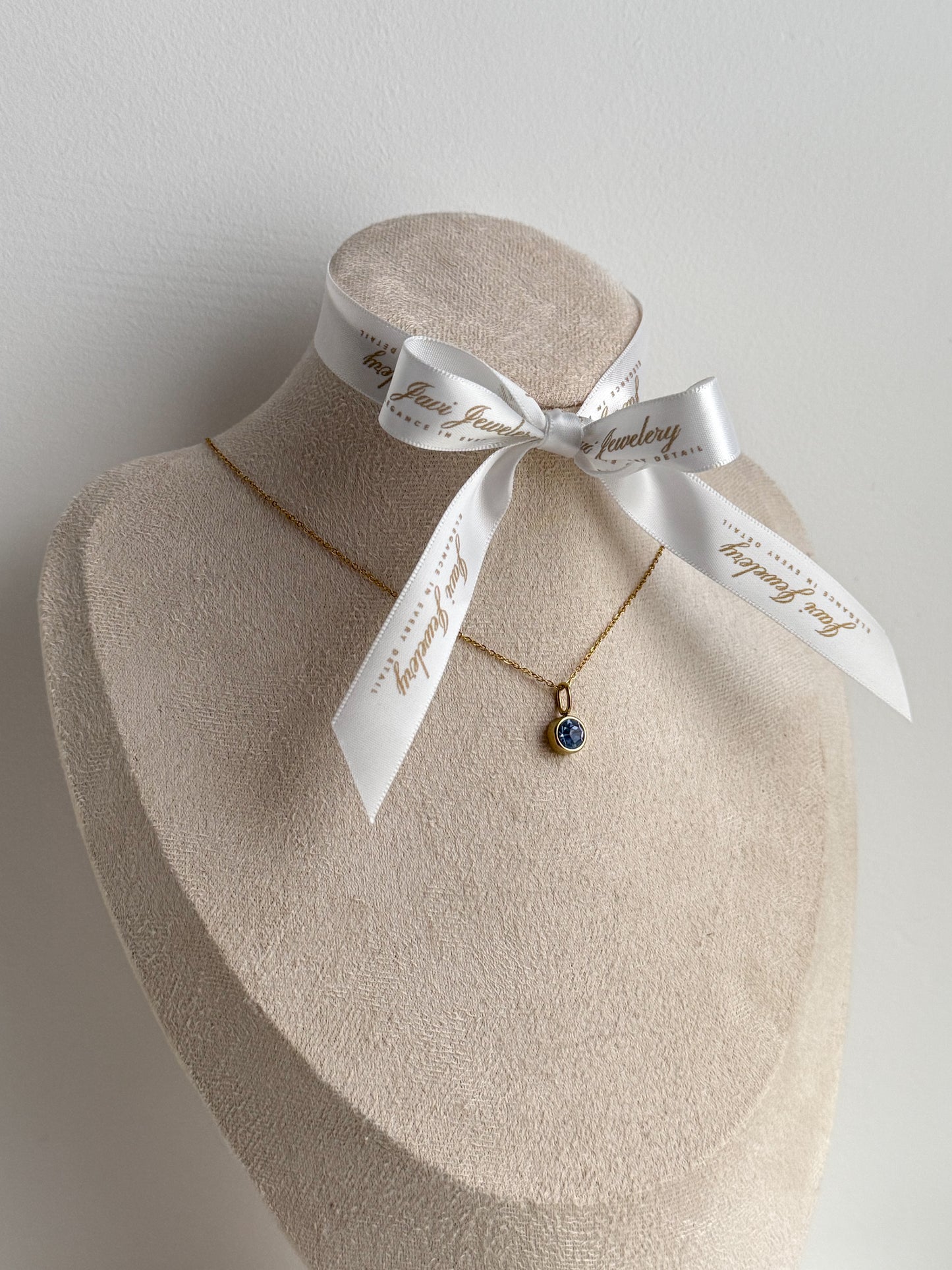 Elegante goldene Geburtssteinketten mit zwölf verschiedenen Edelsteinen – von Rubin, Granat und Amethyst bis zu Smaragd, Aquamarin, Saphir und Türkis. Jeder Monat mit individuellem Geburtsstein, symbolisch und stilvoll präsentiert – Javi Jewelery