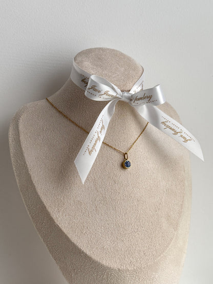 Elegante goldene Geburtssteinketten mit zwölf verschiedenen Edelsteinen – von Rubin, Granat und Amethyst bis zu Smaragd, Aquamarin, Saphir und Türkis. Jeder Monat mit individuellem Geburtsstein, symbolisch und stilvoll präsentiert – Javi Jewelery