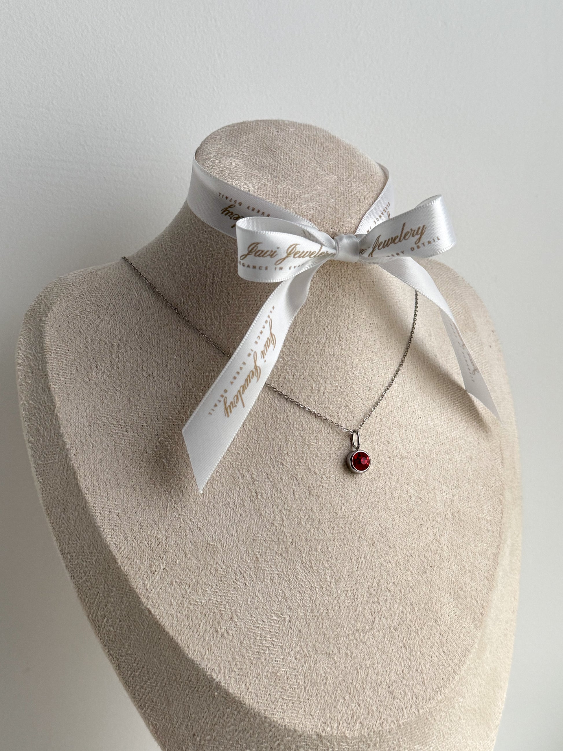 Elegante silberne Geburtssteinketten mit zwölf verschiedenen Edelsteinen – von Rubin, Granat und Amethyst bis zu Smaragd, Aquamarin, Saphir und Türkis. Jeder Geburtsmonat mit individuellem silbernem Anhänger und facettiertem Edelstein – Javi Jewelery