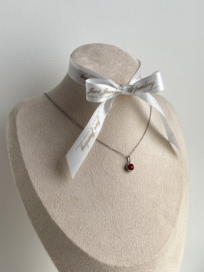 Elegante silberne Geburtssteinketten mit zwölf verschiedenen Edelsteinen – von Rubin, Granat und Amethyst bis zu Smaragd, Aquamarin, Saphir und Türkis. Jeder Geburtsmonat mit individuellem silbernem Anhänger und facettiertem Edelstein – Javi Jewelery