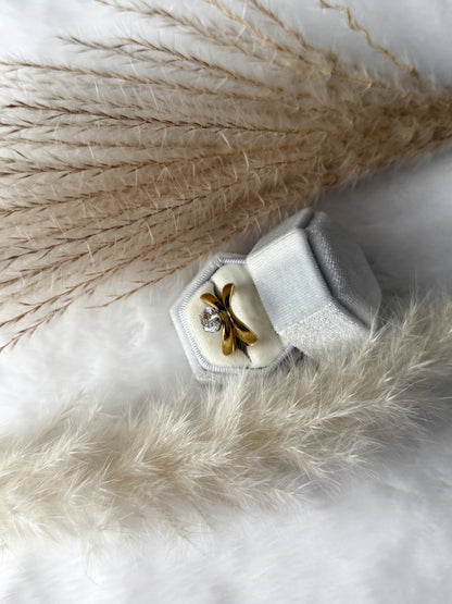 Geschwungener Goldring mit einem Kristall (Zirkonia), elegant und auffällig - Javi Jewelery