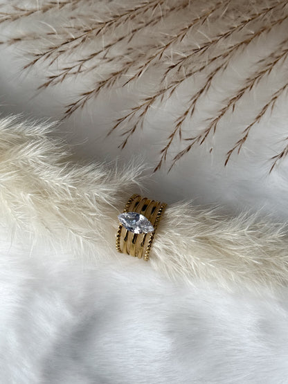 Kristall-Ring in Gold mit eleganten Marquiseschliff-Zirkonia-Diamant mit fünf parallelen Bändern - Javi Jewelery