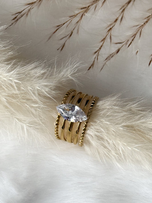 Extrabreiter Goldring mit fünf parallelen Bändern und einem zentralen, großen Kristall im eleganten Marquiseschliff - Javi Jewelery